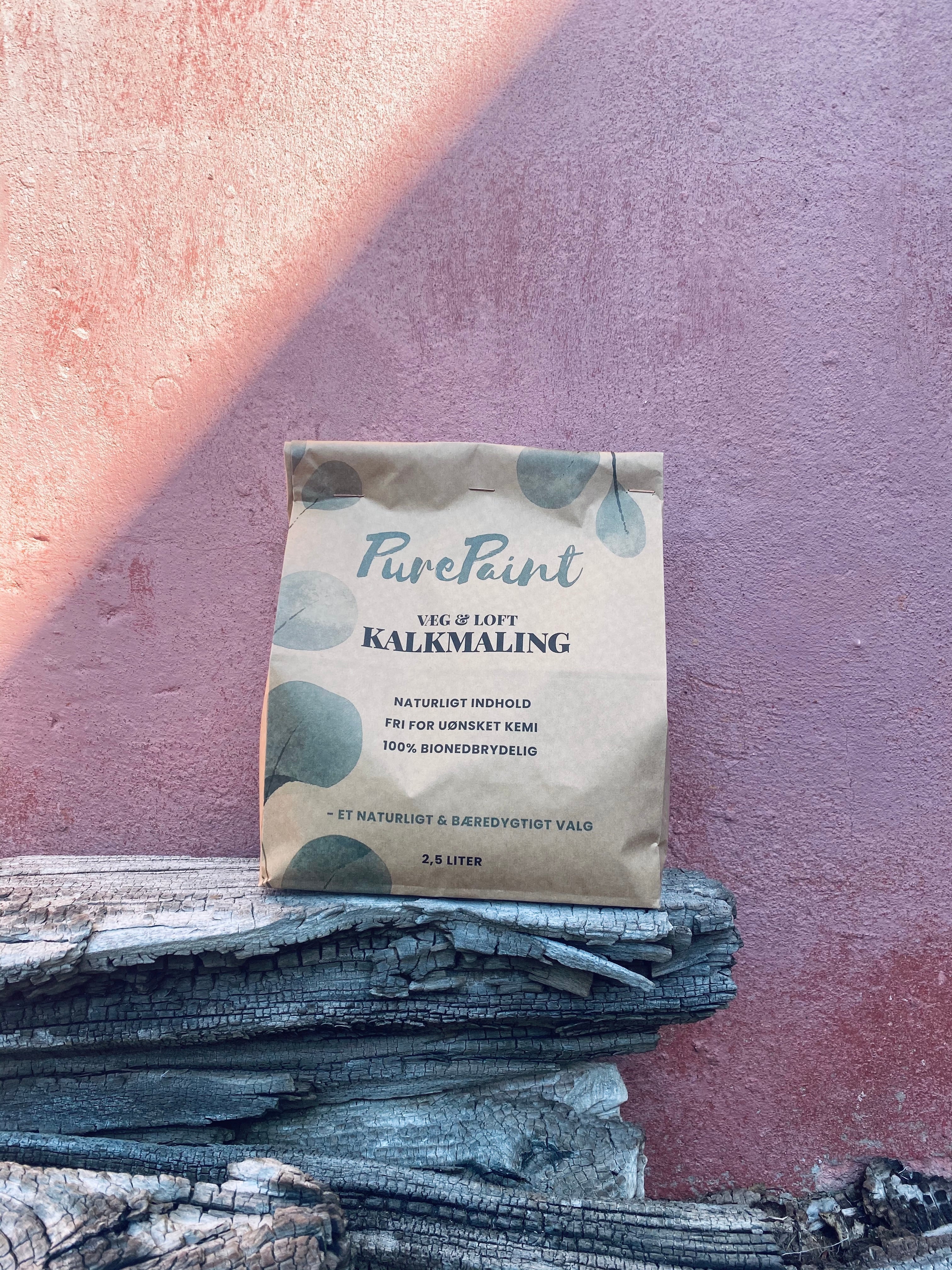 PurePaint kalkmaling i pose foran væg malet i to varme toner – rosa og støvet lilla
